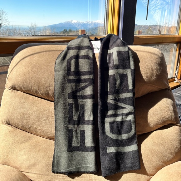 Fendi: Wool Scarf Vintage FENDI Mirrored - Picture 14 of 14